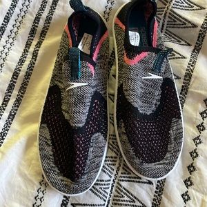 Girls size large 2/3 speedo water shoes. Worn once!